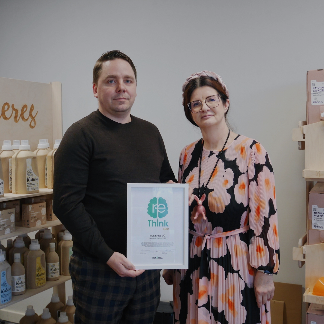 Mulieres OÜ asutaja ja juhatuse esimees Karel Rüütli ja Ragn-Sells Eesti juhatuse esimees Kai Realo esimese Eestisse väljastatud reThink kuldtaseme sertifikaadiga.